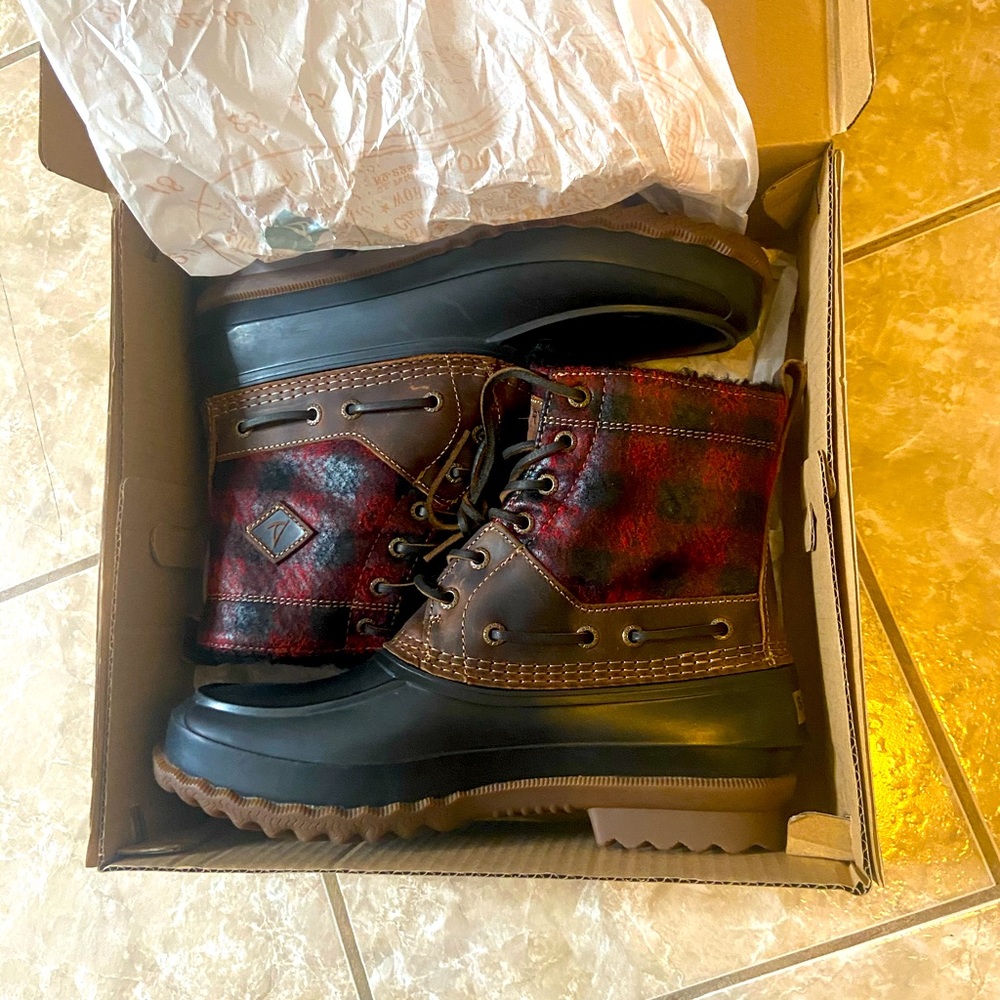 Sperry top sider Buffalo check duck boots . Size 9 . Brand new